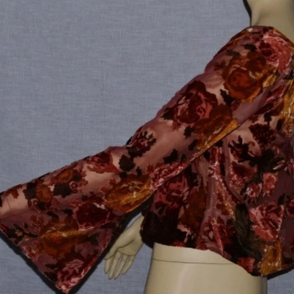 Tobi Bell Sleeve Top - Picture 4 of 5